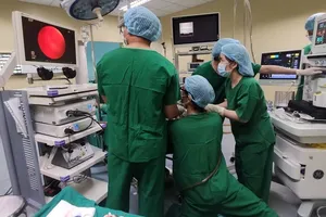 Cá sống chui vào miệng, thanh niên nguy kịch