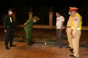 Lực lượng chức năng kiểm tra người tham gia giao thông khi có dấu hiệu nghi vấn về sử dụng bia rượu, ma túy khi lái xe. Ảnh: HT