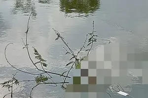 Điều tra vụ thi thể người phụ nữ nổi trên mặt hồ