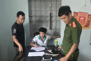 Cường cùng tang vật tại cơ quan điều tra. Ảnh: QM