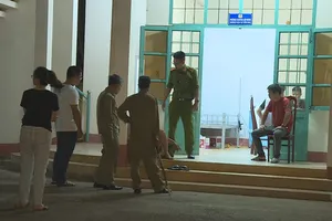 Say xỉn, giành lái, đánh tài xế taxi rồi lăng mạ công an