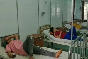 Gần 100 người nhập viện sau khi ăn tiệc cưới