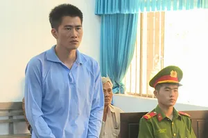 Ngồi tù vì mua hàng bằng tiền giả