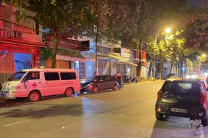 1 người dương tính SARS-CoV-2 từng đến bệnh viện, siêu thị, quán xá