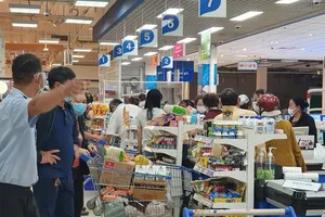 Nhiều người chen chân mua hàng hóa trước giờ TP Buôn Ma Thuột giãn cách