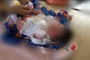 Đắk Nông: Bé gái chưa được cắt dây rốn bị bỏ rơi trước nhà dân 