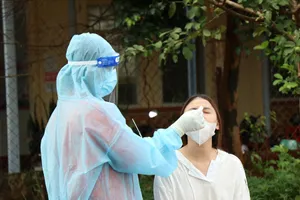 Làm rõ thông tin 1 chi nhánh ngân hàng đưa người ngoài vào tiêm vaccine COVID-19