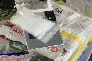 Tạm giữ 1 tình nguyện viên chốt kiểm dịch để điều tra mua bán ma túy