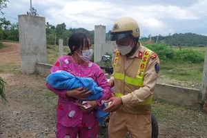 CSGT Đắk Nông hỗ trợ đưa mẹ con sản phụ vừa ra viện về nhà 