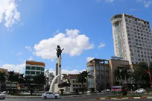 Buôn Ma Thuột: Quán ăn, quán cà phê được phục vụ tại chỗ từ mai