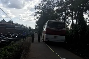 Ô tô không đóng cửa, 1 học sinh rơi xuống đường tử vong