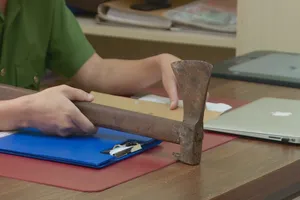 Nhậu xong đòi gỡ bỏ phong toả, rượt chém công an