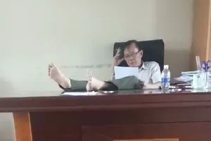 Hạt trưởng gác chân lên bàn hút thuốc bị tạm đình chỉ công tác