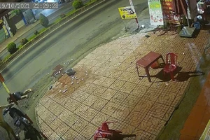 Ghé mua đồ ăn thì bị dội nước sôi vào người