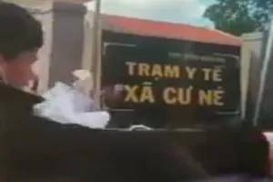 Nhân viên y tế xé áo blouse 