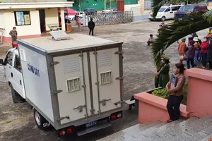 Người nhà bị hại mang di ảnh đến phiên xử cựu bí thư giết người