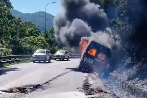 Xe khách cháy trơ khung ở đèo Bảo Lộc