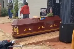 Mang quan tài đến nhà chủ hụi, mở nhạc đám ma để đòi nợ