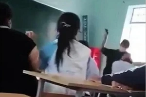 Kỷ luật học sinh, phê bình thầy giáo vụ nữ sinh đánh bạn trong lớp 