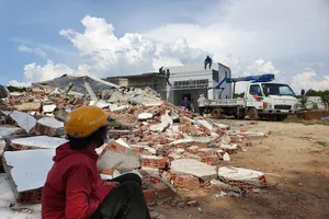 Mua đất ‘bao xây nhà’, dân ngậm ngùi nhìn tài sản bị tháo dỡ