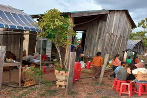 Khâm liệm cho vợ xong, chồng treo cổ tự tử