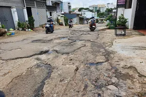 Đắk Lắk: Người dân ngán ngẩm đi trên con đường chi chít 'ổ voi'