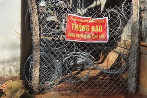 Đắk Lắk: Người dân thắc mắc việc UBND xã rào đường vào chợ tạm