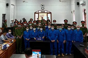 Người phá khóa còng bỏ trốn hầu tòa cùng 22 bị cáo