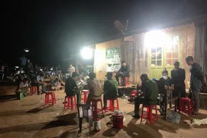 Dùng dao kề cổ buộc người thu mua cau bán lại với giá rẻ