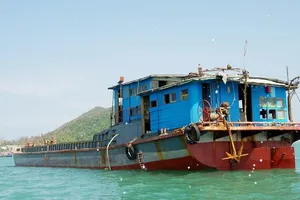 Nhóm ngư dân lai dắt tàu vô chủ vào bờ được thưởng hơn 106 triệu đồng