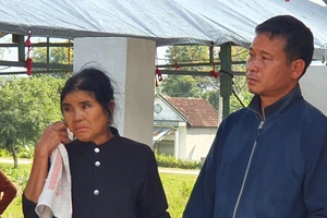 Vụ giẫm đạp ở Hàn Quốc: Người cha chết lặng nhìn con gái được đưa về nhà