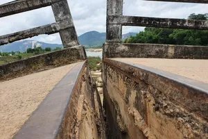 Ảnh: Người dân lo lắng khi qua cây cầu cũ nát ở tỉnh Bình Định