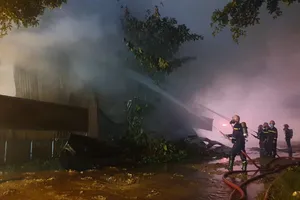 Hàng trăm chiến sĩ chữa cháy nhà kho trong đêm