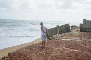 Thấp thỏm nỗi lo biển "nuốt" nhà ở Bình Định