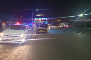 Tài xế lái xe khách tông rào chắn chuyên dụng của CSGT bỏ chạy