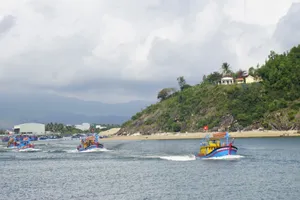 Ngư dân câu cá ngừ đại dương ở Bình Định làm lễ ra khơi