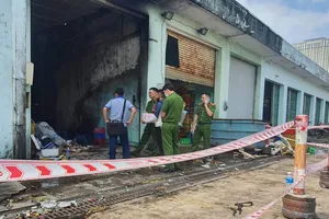 Cháy nhà kho ở cảng cá, 1 người tử vong