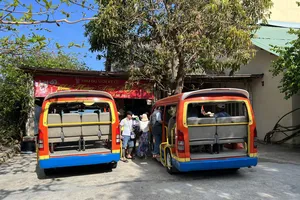 Yêu cầu chấm dứt việc dùng ô tô độ chế chở khách du lịch tại Bình Định