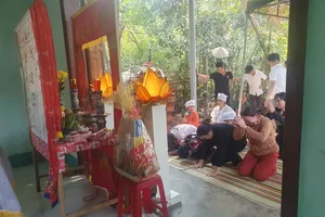 Tang thương xóm nghèo sau vụ lật xe chở dưa hấu