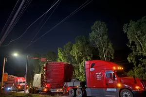 Tạm đình chỉ 2 xe chở hàng siêu trường vì không có lực lượng điều tiết, dẫn đường