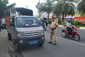 CSGT tạm giữ xe biển xanh hết hạn đăng kiểm vẫn chạy trên đường