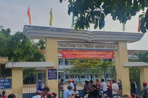 Kỳ lạ: Trường thông báo trích tiền chụp ảnh của học sinh cho giáo viên