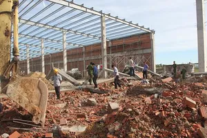 Vụ sập tường làm 5 người chết ở Bình Định: Khởi tố 2 bị can