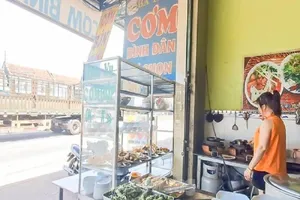 Phạt chủ quán cơm bị ‘tố’ bán thức ăn thừa cho khách