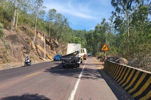 Xe tải tông vào vách núi, 1 người tử vong