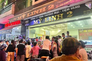 Tạm giữ nghi can đập tủ cướp tiệm vàng