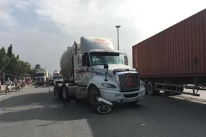 2 vợ chồng thương vong dưới gầm xe bồn ở Bình Dương