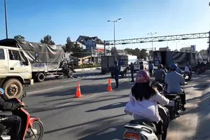 Lại xảy ra tai nạn khi dừng đèn đỏ, 6 người bị thương