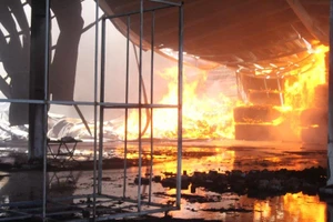 Biển lửa bao trùm công ty tại Bình Dương