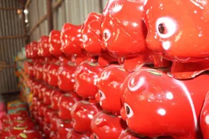 Tất bật 'trang điểm' cho heo đón Tết